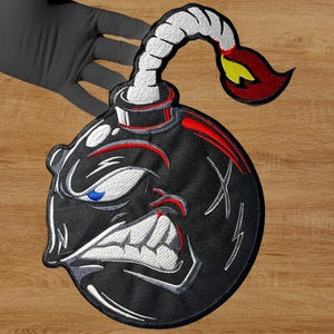 Geborduurde Angry Bomb-patch | Opstrijkbare cartoonpatch voor jassen en rugzakken | Aangepaste machineborduurpatch | Boze patchbom