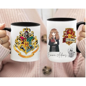 Può includere: Tazza in ceramica bianca con interno e manico neri. Un lato presenta lo stemma di Hogwarts con testo, l'altro un'illustrazione in stile anime di una ragazza, la parola "Gryffindor" e il nome "Emma Adams".