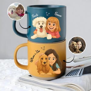 Può includere: Due tazze in ceramica impilate con illustrazioni personalizzate. La tazza superiore è verde acqua con un cartone animato di una ragazza e un cane bianco, con i nomi "Sadie" e "Sarah". La tazza inferiore è gialla con una ragazza e un cane marrone, con il testo "Wife x Lin".