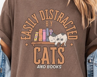 猫と本に気を取られやすいTシャツ、猫好きへの面白いギフト、ペットオーナー用トップス、猫ママのための読書用シャツ、本好きへのギフト、読書好きTシャツ
