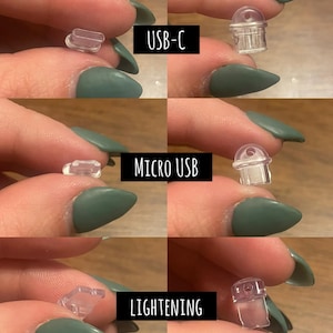 Pode incluir: Uma colagem mostrando v&aacute;rios tipos de tamp&otilde;es de poeira transparentes para dispositivos eletr&ocirc;nicos. A imagem apresenta plugues USB-C, Micro USB e Lightning, cada um com um r&oacute;tulo indicando o tipo de plugue. O texto "Dust Plug Types" est&aacute; no topo.