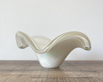 Cuenco vintage de cristal de Murano con volantes iridiscentes blancos