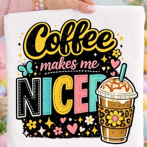 Puede incluir: Bolso de mano blanco con un diseño gráfico colorido que dice "Coffee makes me NICER". El diseño incluye una taza de café con crema batida y caramelo, junto con corazones, estrellas y flores. El bolso de mano es sostenido por una persona.