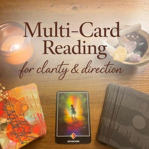 Pode incluir: Uma configuração de leitura de cartas de tarô com o texto "Multi-Card Reading for clarity & direction". A imagem apresenta uma vela acesa, cristais e um baralho de cartas. Uma carta mostra uma pessoa caminhando para uma luz colorida.