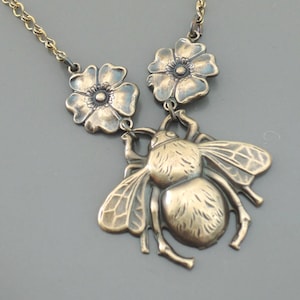 Vintage Jewelry - Vintage Necklace - Bee Necklace - Vintage Brass Necklace - Honey Bee Jewelry - Handmade Necklace