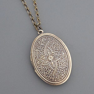 Collier médaillon floral vintage : pendentif photo ovale en laiton