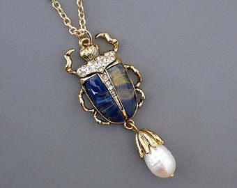 Collier scarabée art déco : faux lapis et pendentif perle