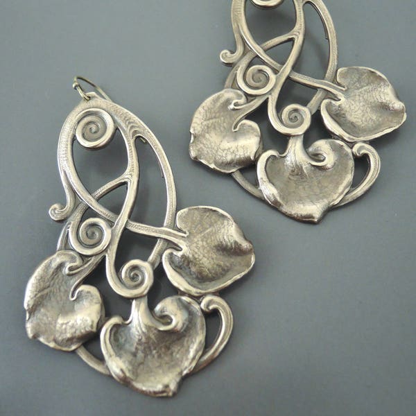 Pendientes colgantes de latón estilo art déco vintage: joyas con un diseño llamativo de hojas