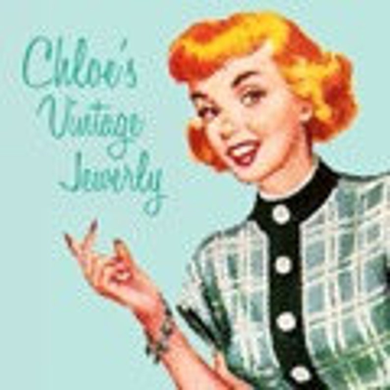 Peut inclure: Une illustration vintage d'une femme aux cheveux blonds portant une robe &agrave; carreaux bleus et blancs. Le texte "Chloe's Vintage Jewelry" est &eacute;crit en cursive au-dessus de la t&ecirc;te de la femme.