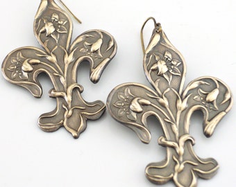 Boucles D'oreilles Anciennes XIXème Siècle - Métal Doré Avec Fleur De Lys En Pâte De Verre Noire Et Crème