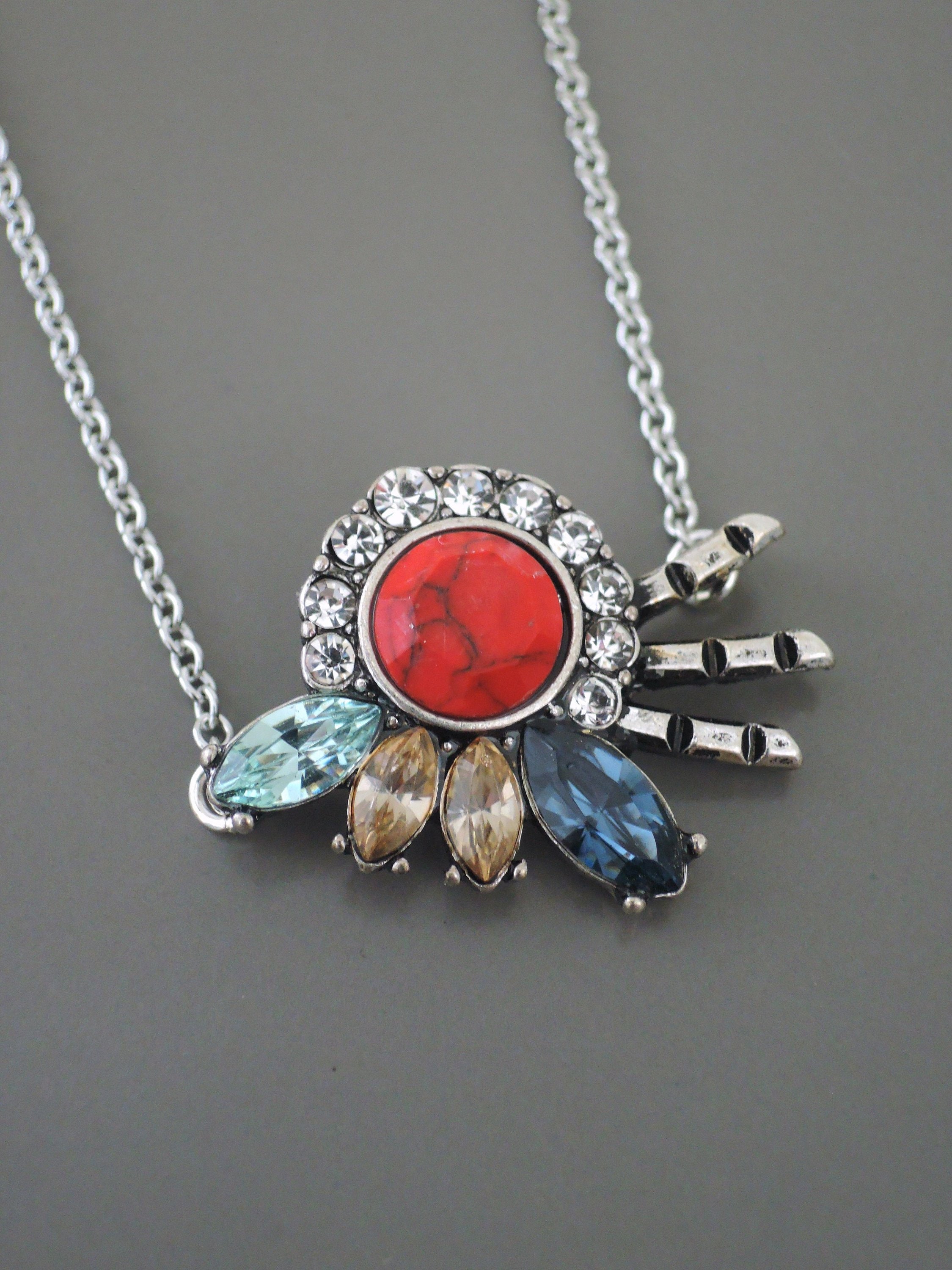 Collier Avec Pendentif Perle Et Pierres Strass Rouge Nacré - Style Bohème Et Plume - Occasion