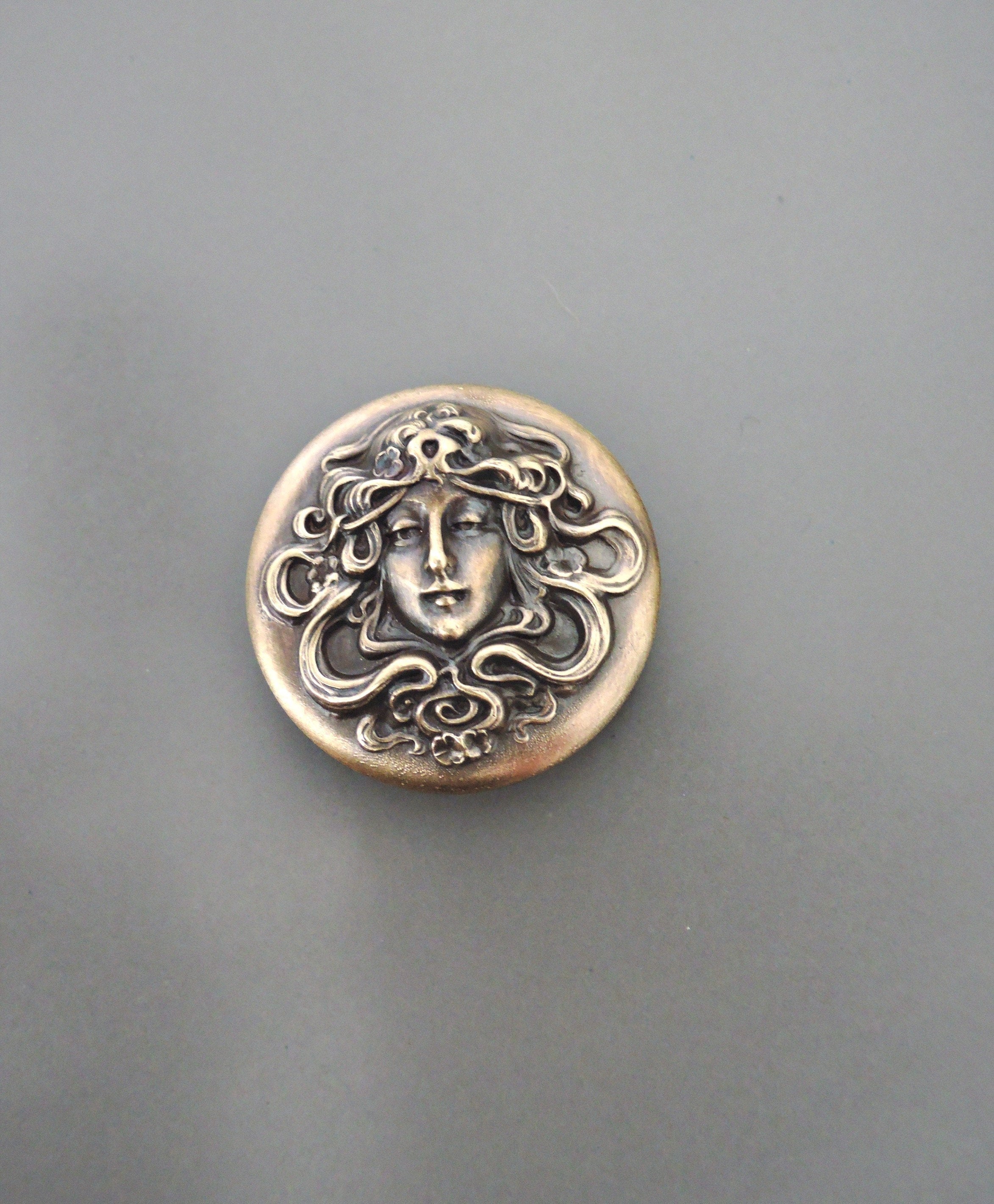 Broche Vintage Mucha – Femme En Résine – Années 60 – Beige