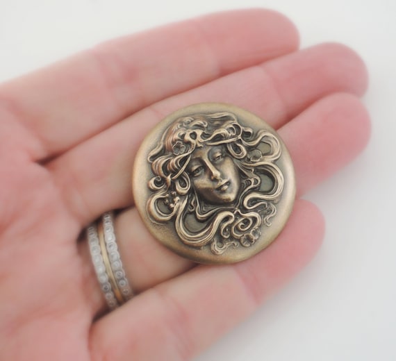 Broche Ancienne Art Nouveau - Profil De Femme Style Mucha - Vers 1900 - Métal Doré - 3.3 Cm