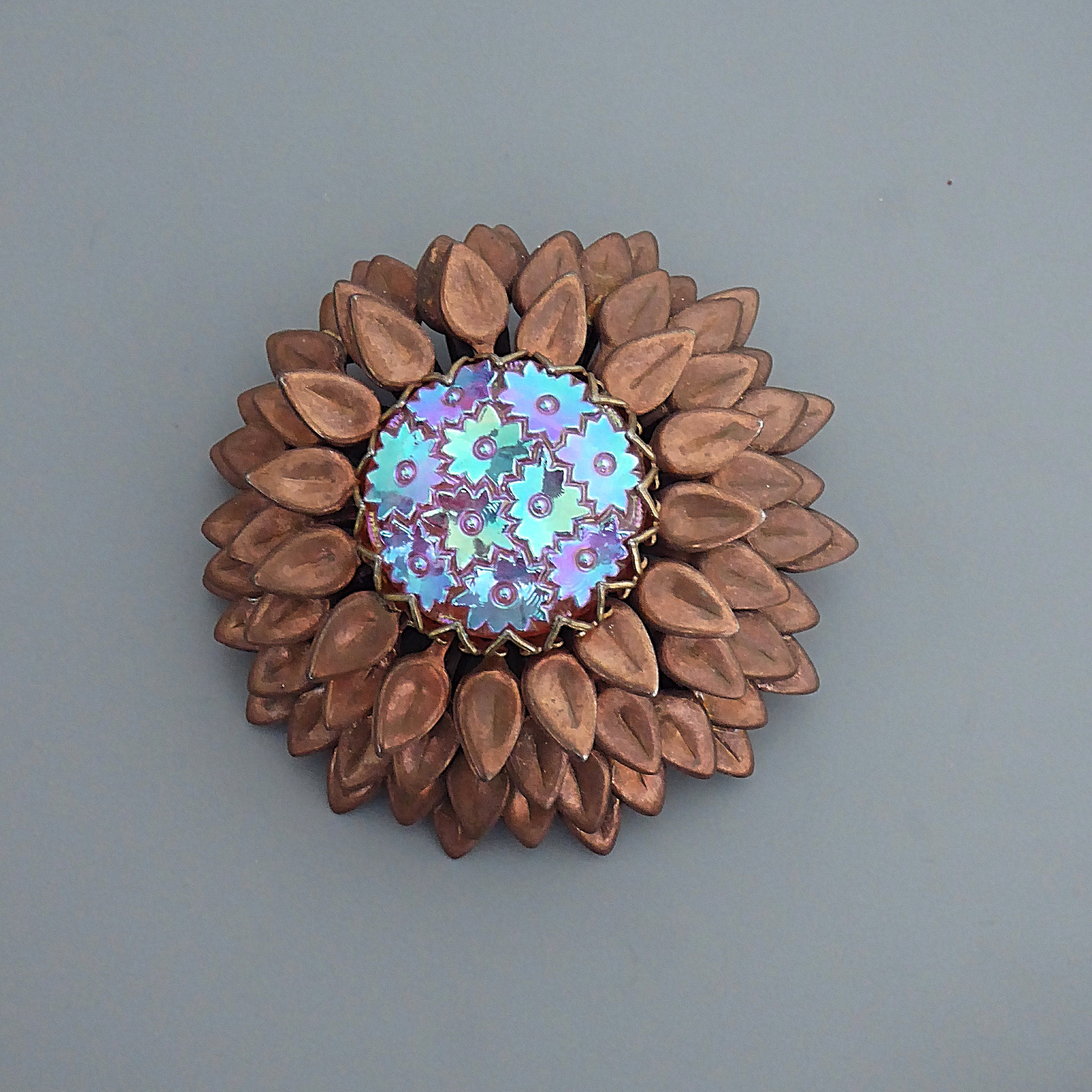 Broche Fantaisie Art Déco Fleur Laiton Doré Avec Boule Nacrée - Occasion Bon état - Bijou Vintage
