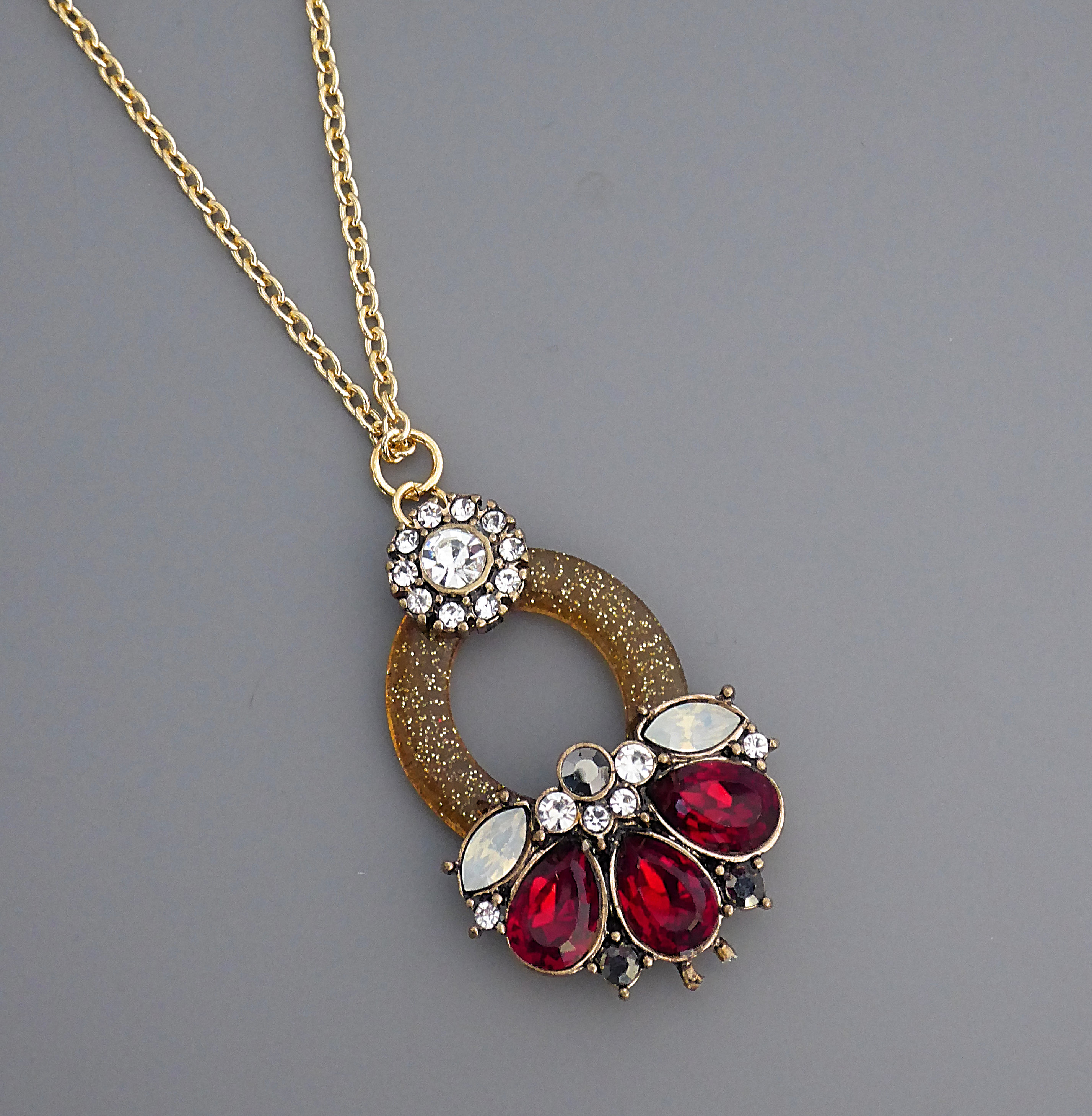 Collier Vintage Rouge Lucite Avec Grosse Breloque Gland Argenté - Années 90