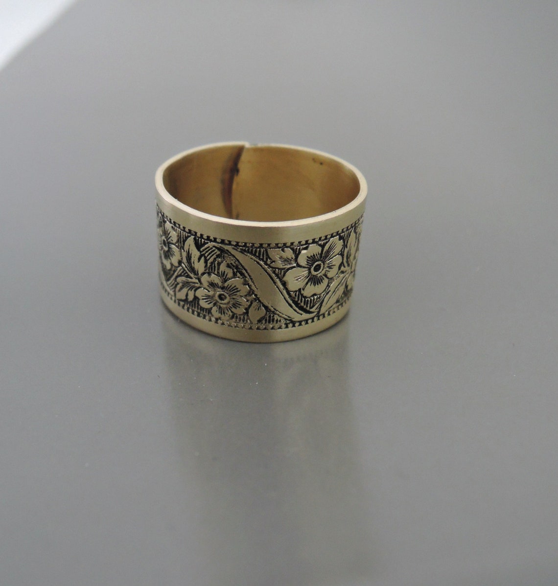 Bague Vintage Métal Argenté - Forme Fleur Avec Strass Noirs - Taille 55
