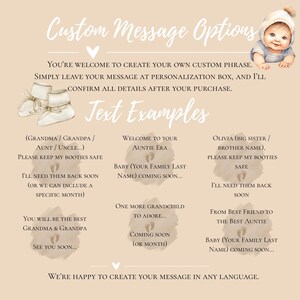 Puede incluir: Un gr&aacute;fico informativo beige titulado Custom Message Options que presenta una ilustraci&oacute;n de un beb&eacute; con un gorro blanco y un par de patucos blancos. El texto proporciona instrucciones de personalizaci&oacute;n y enumera varios ejemplos de mensajes.