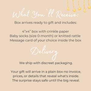 Puede incluir: Un gr&aacute;fico informativo beige con iconos dorados de lunas y estrellas colgantes. El texto dice: What You'll Receive: Box arrives ready to gift and includes: 10,16cm x 10,16cm box with crinkle paper, baby socks (size 0-month) or knitted rattle.