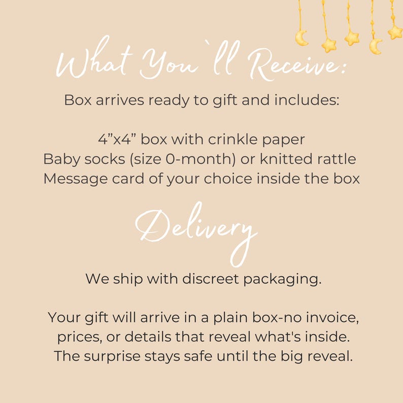 Puede incluir: Un gr&aacute;fico informativo beige con iconos dorados de lunas y estrellas colgantes. El texto dice: What You'll Receive: Box arrives ready to gift and includes: 10,16cm x 10,16cm box with crinkle paper, baby socks (size 0-month) or knitted rattle.