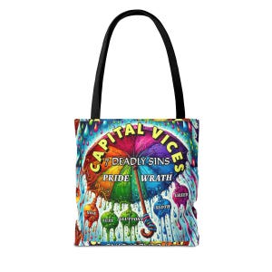 Puede incluir: Un bolso tote con asa negra y diseño gráfico colorido. El diseño presenta un paraguas arcoíris con las palabras "Capital Vices" y "7 Deadly Sins". Los pecados están listados alrededor del paraguas.
