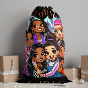Könnte beinhalten: Ein schwarzer Geschenkbeutel mit Kordelzug und einer farbenfrohen Illustration von sieben lächelnden Cartoon-Mädchen. Die Mädchen tragen verschiedene Outfits und Accessoires. Das Wort "GIRLS" ist unten auf der Tasche in Weiß aufgedruckt.