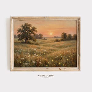 Könnte beinhalten: Gerahmtes Landschaftsgemälde, das eine Wiese bei Sonnenuntergang zeigt. Das Kunstwerk zeigt einen großen Baum, sanfte Hügel und ein Feld mit Wildblumen, alles in warmem, goldenem Licht. Der Text "VINTAGE GLOW PRINTS" befindet sich unten.