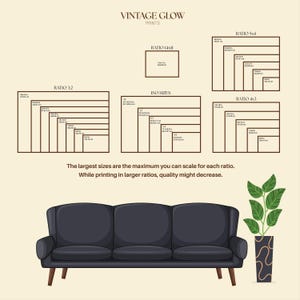 K&ouml;nnte beinhalten: Eine Gr&ouml;&szlig;entabelle f&uuml;r Vintage Glow Prints mit verschiedenen Seitenverh&auml;ltnissen wie 3:2, 14x11, ISO-Formaten, 5:4 und 4:3 mit Ma&szlig;en in Zoll und Zentimetern, dargestellt &uuml;ber einem dunkelgrauen Dreisitzer-Sofa und einer Topfpflanze.