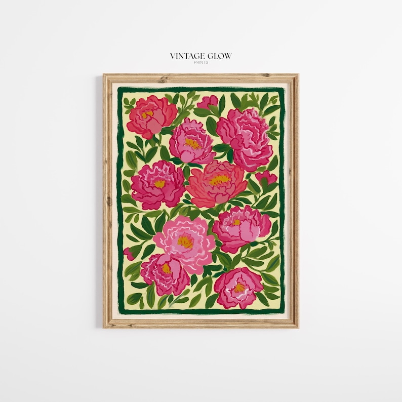 以下が含まれることがあります： VINTAGE GLOW PRINTSと題された額装アートプリント。淡い黄色の背景にピンクと赤のピオニーの花と緑の葉が描かれた植物画で、木製のフレームの中に濃い緑色の長方形の枠で囲まれています。