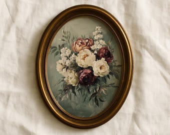 Könnte beinhalten: Oval gerahmter Blumendruck mit einem Bouquet aus weißen, cremefarbenen und tief burgunderfarbenen Blumen. Der goldfarbene Rahmen umgibt das Kunstwerk, das eine weiche, gedämpfte Farbpalette aufweist. Der Text "VINTAGE GLOW PRINTS" befindet sich oben.