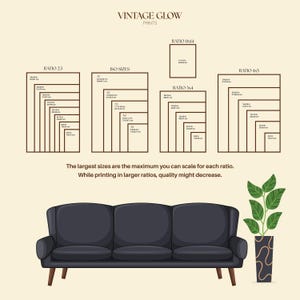 以下が含まれることがあります： Vintage Glow Printsのサイズガイドチャート。2:3、ISOサイズ、11x14、3:4、4:5のアスペクト比と、インチおよびセンチメートル単位の寸法が記載されています。下部にはダークグレーの3人掛けソファと鉢植えの植物が描かれています。