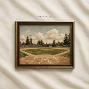 Può includere: Dipinto incorniciato di un campo da baseball sotto un cielo nuvoloso. Il campo è verde e marrone, con linee bianche che segnano le basi. Il dipinto ha un'estetica vintage, con il testo "VINTAGE GLOW PRINTS" in alto.