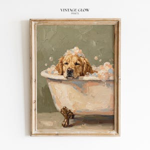 Könnte beinhalten: Ein gerahmter Ölgemäldedruck mit dem Titel VINTAGE GLOW PRINTS zeigt einen goldenen Hund in einer Badewanne mit Klauenfüßen, die mit bunten Seifenblasen gefüllt ist, vor einem strukturierten olivgrünen Hintergrund. Der Hund hat hellbraunes Fell.