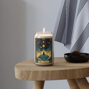 Candela profumata "Il Mondo" Carta dei Tarocchi 13,75 oz - Oltre 70 ore di combustione - Tre profumazioni disponibili