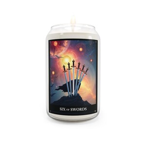 Candela profumata "Sei di Spade" Carta dei Tarocchi 13,75 oz - Oltre 70 ore di combustione - Tre profumazioni disponibili