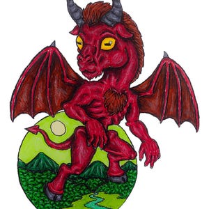 Könnte beinhalten: Rote Cartoon-Illustration einer teufelartigen Kreatur mit Hörnern, Flügeln und einem Schwanz. Die Kreatur sitzt auf einem grünen Kreis mit einer Landschaft aus Bergen, einem Fluss und einem Mond.