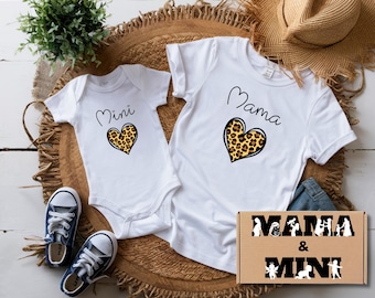 Unsere personalisierten Mini-Baby-Bodys und passenden T-Shirts für Mama und Papa sind die perfekte Wahl für einen liebevollen Partnerlook.