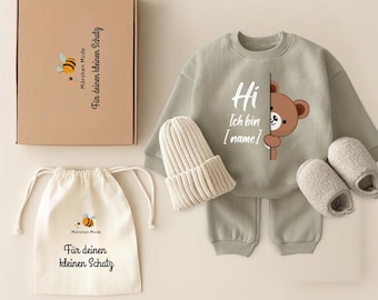Ein personalisiertes Baby-Set mit der Aufschrift Hi, ich bin {Name}, verpackt in einer schönen Geschenkbox. Perfekt als Babygeschenk