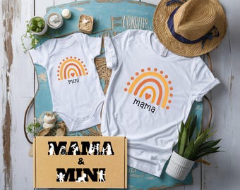 Unsere personalisierten Mini-Baby-Bodys und passenden T-Shirts für Mama ist die perfekte Wahl für einen liebevollen Partnerlook.