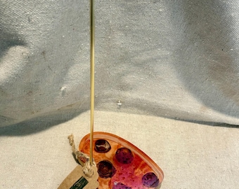 Verticale wierookbrander van hout en epoxy