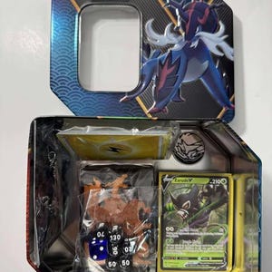 Lot de collection en étain Pokémon : 2 cartes ultra rares, 50 cartes assorties, des dés, un pack d'énergie, des étuis, une pièce Pokémon et un pendentif exclusif au Japon !