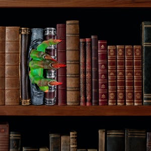Spooky Book Nook – Ghoul-Themed 3D Printed Bookshelf Insert for Horror Fans