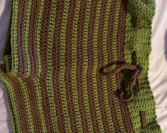 Puede incluir: Shorts de crochet a rayas verdes y marrones con cintura de cordón.