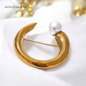 Stainless Steel Pearl Circle Brooch, Modern Gold or Silver Jewelry, Chic Women's Clothing Accessory, Elegant and Durable Gift Idea