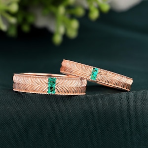 Art Deco Emerald Couple Ring Set 14k Rose Gold Leaf Engraved Couple Wedding Band Emerald Men&#39;s Wedding Ring His and Her Emerald Promise Ring