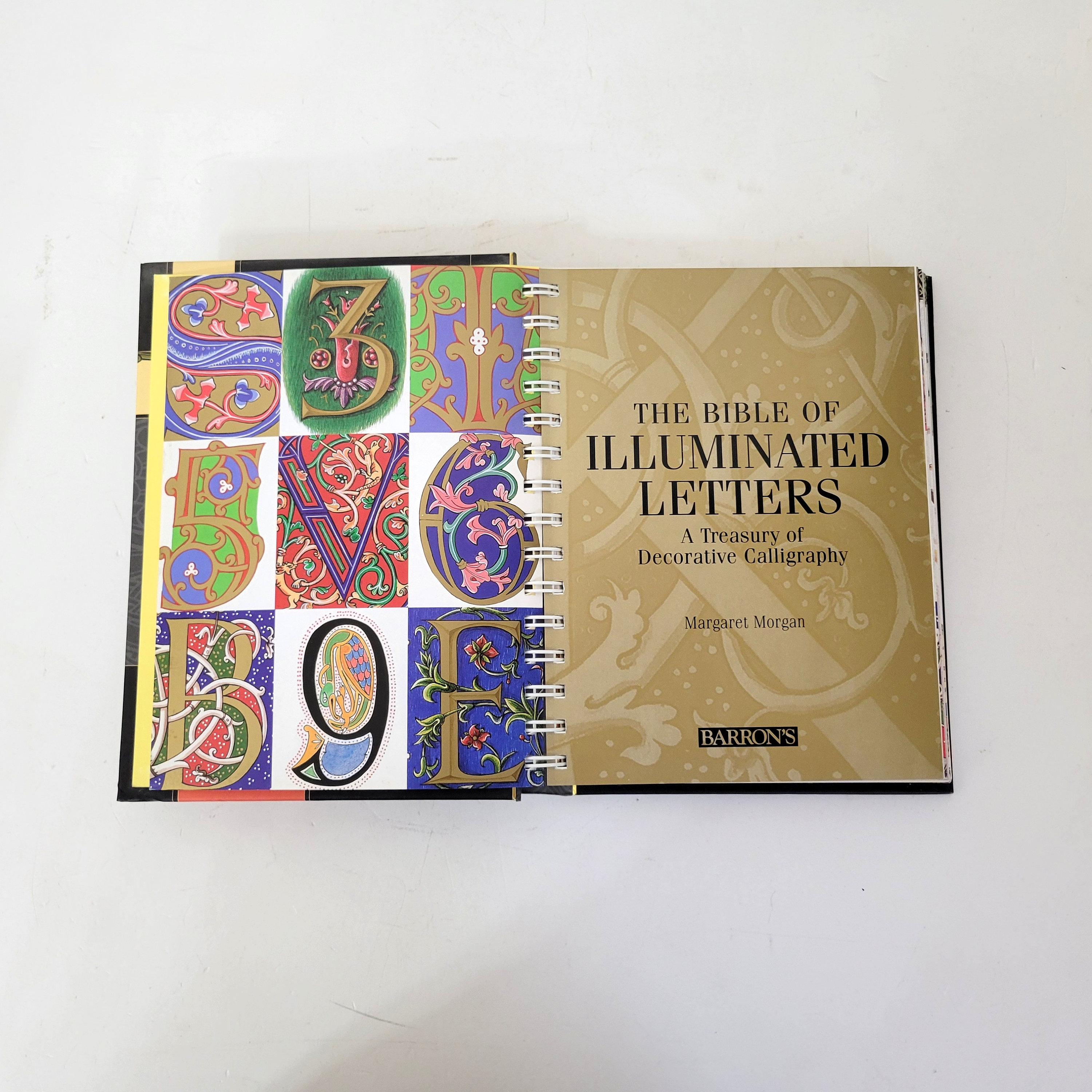 激安な of Bible The Illuminated Decorative of Treasury A Letters, アート・デザイン・音楽