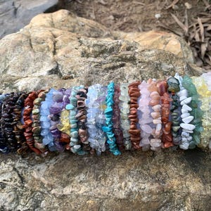 Pulsera de chips de cristal, pulsera energética de piedras preciosas hecha a mano para sanación y equilibrio.