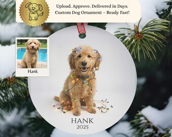 Könnte beinhalten: Runder, weißer, personalisierter Hundeornament mit einem Foto eines Golden Doodle mit Lichterketten. Der Ornament trägt den Namen "Hank" und das Jahr "2025". Der Text "Upload. Approve. Delivered in Days. Custom Dog Ornament - Ready Fast!" ist ebenfalls vorhanden.