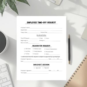 Könnte beinhalten: Ein weißes Formular für einen Mitarbeiter-Urlaubsantrag mit der Überschrift "EMPLOYEE TIME-OFF REQUEST" oben. Das Formular enthält Abschnitte für Mitarbeiterinformationen, Urlaubsdetails und Gründe für den Antrag. Ein schwarzer Stift und ein Notizblock befinden sich rechts.