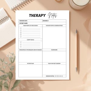 Peut inclure: Une feuille blanche de notes de thérapie avec des sections pour les détails de la session, les objectifs du client et les plans d'action. La feuille comprend le texte "THERAPY Notes". Un crayon, un bloc-notes et une tasse sont également visibles.