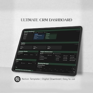Puede incluir: Una tableta negra muestra la interfaz "ULTIMATE CRM DASHBOARD". La pantalla muestra secciones como "Dynamic Dashboard", "Pipeline" y "Project Mastermind". La parte inferior de la pantalla incluye el texto "Notion Template | Digital Download | Easy to use."